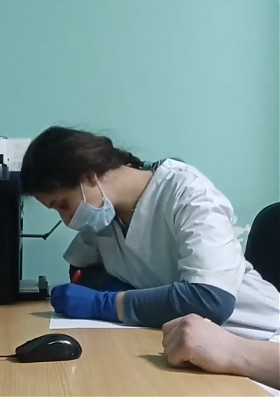 Докторша возбудила пациента, отсосала и трахнулась с ним